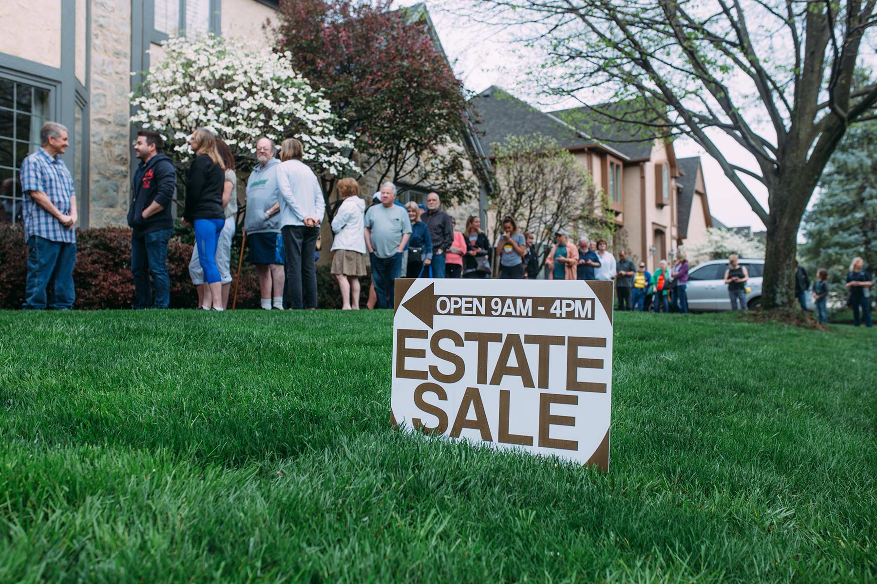 How to Find The Best Estate Sale Company Brown Button