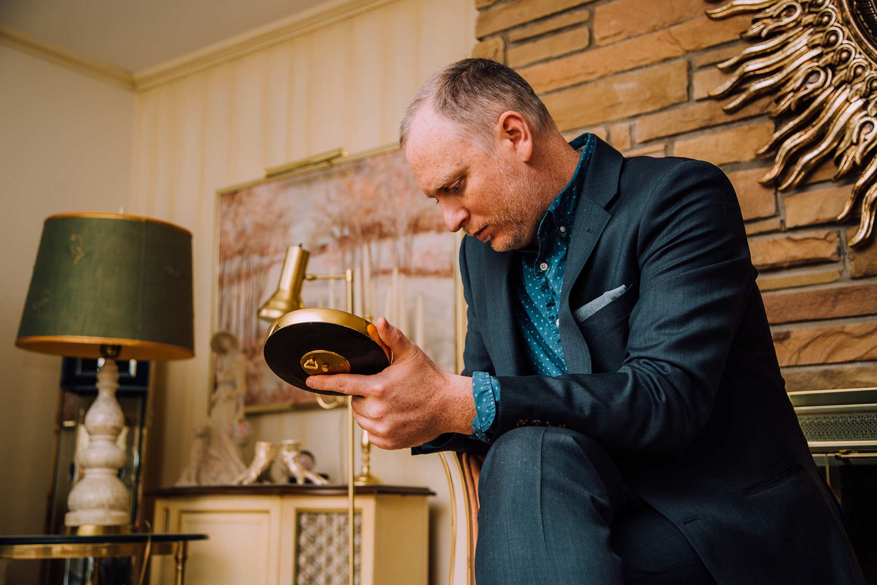 How to Find The Best Estate Sale Company Brown Button