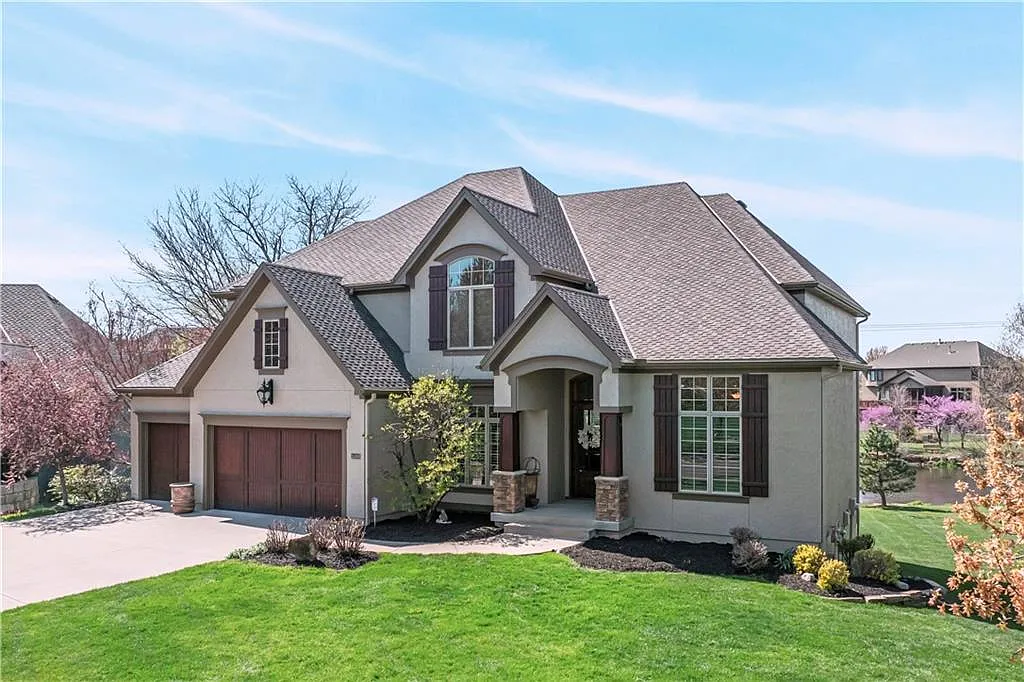 Estate sale in Overland Park, KS featuring furniture, decor, and more.